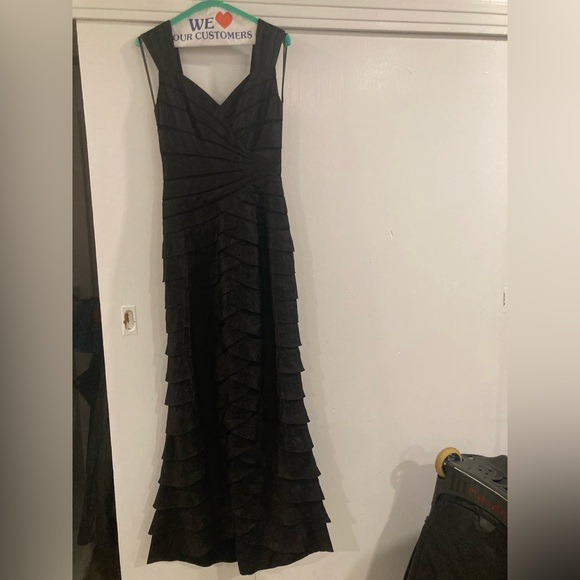 Long Black Formal Evening Dress w Sweetheart Neckline - Picture 6 of 11